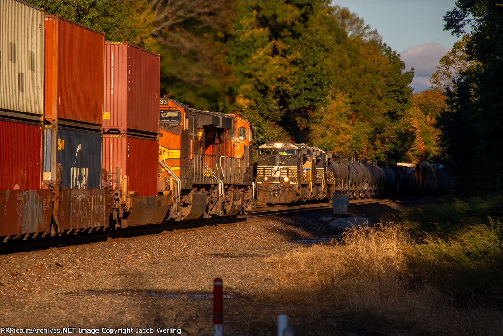 BNSF 4133 and NS 9930